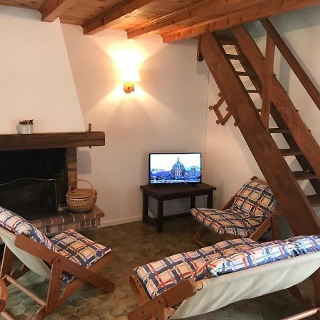 Gite 4 Personnes Situe Aux Portes Du Perigord Saint-Adjutory 外观 照片