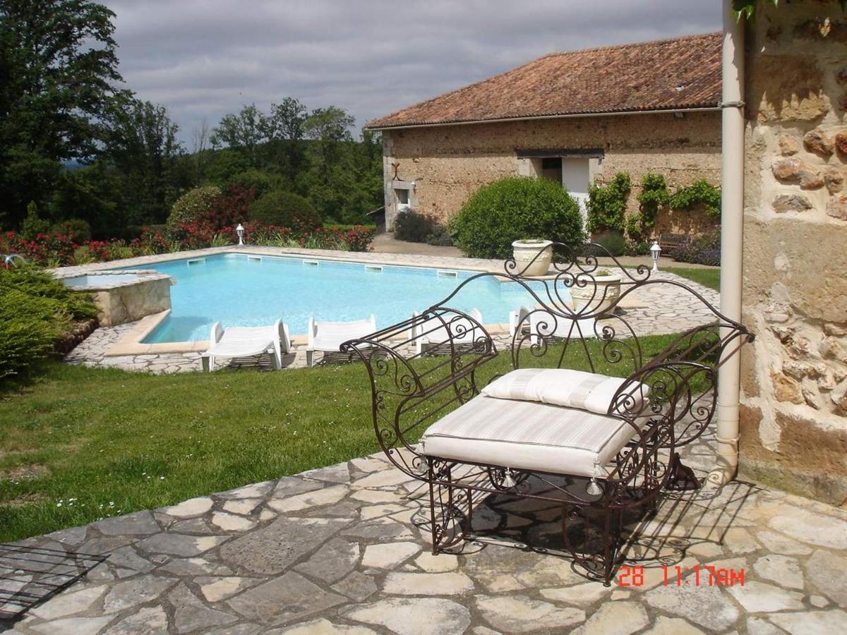 Gite 4 Personnes Situe Aux Portes Du Perigord Saint-Adjutory 外观 照片
