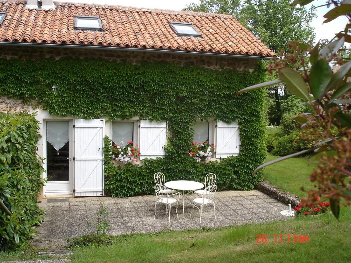 Gite 4 Personnes Situe Aux Portes Du Perigord Saint-Adjutory 外观 照片